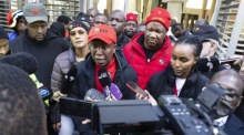 Julius Malema, Vorsitzender der Economic Freedom Fighters (EFF), spricht vor dem Verfassungsgericht in Johannesburg zu den Medien. Foto: epa/Kim Ludbrook