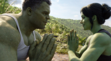 Mark Ruffalo (l) als Smart Hulk/Bruce Banner und Tatiana Maslany as Jennifer "Jen" Walters/She-Hulk in einer Szene aus «She-Hulk: Die Anwältin». Foto: Marvel Studios