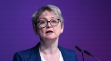 Die britische Außenministerin Yvette Cooper spricht bei der Global Partnerships Conference in London über globale Zusammenarbeit. Foto: epa/Andy Rain / Pool