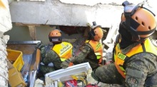 Rettungskräfte der philippinischen Armee durchsuchen ein eingestürztes Gebäude in General Santos City nach Überlebenden des schweren Erdbebens. Foto: epa/Philippine Army/handout