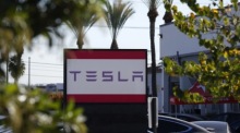 Das Tesla-Schild ist vor dem Ausstellungsraum in Burbank, Kalifornien, zu sehen. Foto: epa/Caroline Brehman