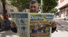 Eine Frau liest eine Zeitung mit der Nachricht von der Wahl des neuen Präsidenten Guatemalas, Bernardo Arevalo, in Guatemala-Stadt. Foto: epa/Esteban Biba