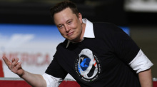 Elon Musk spricht im Kennedy Space Center in Florida vor Gästen und Medien. Der Unternehmer steht an der Spitze der Unternehmen SpaceX und Tesla. Foto: Paul Hennessy/Sopa Images Via Zuma Wire/dpa