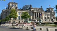 Es wimmelt nur so von ausländischen Touristen am Berliner Reichstag alias Deutscher Bundestag. Fotos: hf
