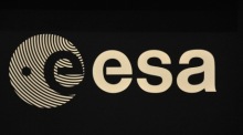 Ein Foto des Logos der Europäischen Weltraumorganisation ESA auf dem ESA-Stand. Foto: epa/Etienne Laurent