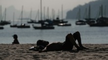 Ein Mensch ruht sich am Strand von Botafogo in Rio de Janeiro aus. Foto: epa/Andre Coelho