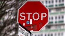 Ein Mann wurde wegen eines gestohlenen Banksy-Stopschild-Kunstwerks in London verhaftet. Foto: epa/Andy Rain