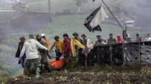 Helfer tragen die Leiche eines Wanderers, der beim Ausbruch des Mount Marapi in Agam, West-Sumatra, ums Leben gekommen ist. Foto: epa/Givo Alp
