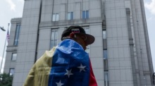 Ein Gegner von Nicolás Maduro protestiert vor dessen Voranhörung am US-Bundesgericht in New York. Foto: EPA/Olga Fedorova