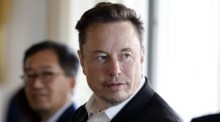 Elon Musk (R), CEO of Tesla. Photo: epa/LUDOVIC MARIN