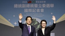 Der taiwanesische Vizepräsident und Präsidentschaftskandidat der regierenden Demokratischen Fortschrittspartei (DPP) William Lai Ching-te (L) und der Vizepräsidentschaftskandidat Hsiao Bi-khim winken nach ihrem Sieg bei d... Foto: epa/Daniel Ceng