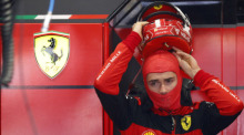 Charles Leclerc aus Monaco vom Team Ferrari trägt seinen Helm. Foto: Joan Monfort