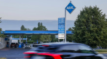 Preise für Kraftstoffe sind an einer Tankstelle am frühen Morgen angezeigt. Foto: Thomas Banneyer/dpa