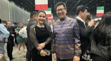 Glückwünsche aus Pattaya: Dr. Darin Phanthusak, Vizepräsidentin der Tiffany‘s Group, zusammen mit Ekniti Nitithanprapas, dem stellvertretenden Premierminister und Finanzminister Thailands.