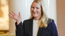 Norwegens Kronprinzessin Mette-Marit trägt bei einem Empfang für Paralympics-Athleten in Oslo eine Atemhilfe. Foto: epa/Lise Aserud