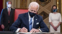 US-Präsident Joe Biden unterzeichnet im Präsidentenzimmer drei Dokumente, darunter eine Inaugurationserklärung, Kabinettsernennungen und Ernennungen von Unterkabinetten. Foto: epa/Jim Lo Scalzo / Pool