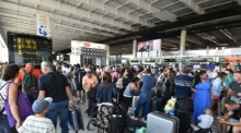Reisende warten nach dem Ausbruch des Ätna und der Schließung des Flughafens Catania in Italien Foto: epa/Orietta Scardino