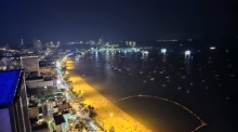 Blick nachts auf Pattaya zeigt schwimmende Pontons im Meer, ein stilles Zeugnis der Grenze zwischen öffentlichem Gut und Privatinitiative. Foto: Rüegsegger