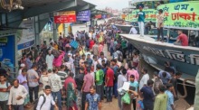 Reisende drängen sich am Fährterminal in Dhaka vor dem muslimischen Opferfest Eid al-Adha Foto: epa/Monirul Alam