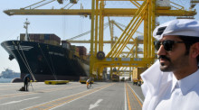  Saudi-Arabien, Bahrain, die Vereinigten Arabischen Emirate und Ägypten haben den Schiffsverkehr von und nach Katar bis auf Weiteres ausgesetzt. Das Bild zeigt ein Containerterminal im Hafen von Doha. Foto: epa/Noushad Thekkayil