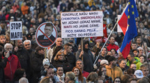 Menschen nehmen an einer Anti-Regierungs-Demonstration auf dem Freiheitsplatz teil. Foto: Jaroslav Novák/Tasr/dpa