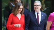 Keir Starmer geht mit seiner Ehefrau Victoria vor dem Gruppenfoto beim G7-Gipfel in Évian-les-Bains. Foto: epa/Ludovic Marin/pool