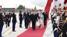 Ihre Majestäten König Maha Vajiralongkorn und Königin Suthida werden nach ihrer Ankunft auf dem Flughafen Paris-Orly mit militärischen Ehren empfangen. Foto: The Nation