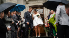 Das frisch verheiratete Paar Jack und Katie Webster schreitet die Stufen der Old Marylebone Town Hall in London hinunter, die ihr 100-jähriges Bestehen mit 100 Hochzeiten an einem Tag feiert. Foto: Yui Mok/Pa Wire/dpa