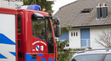 Ein Feuerwehrauto steht vor einem Einfamilienhaus. Symbolfoto: epa/Patrick B. Kraemer