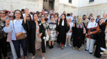 Protest gegen den tunesischen Präsidenten wegen angeblicher Beleidigung von Richterinnen. Foto: epa/Mohamed Messara