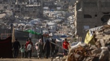 Vertriebene Palästinenser bewegen sich durch die zerstörten Straßen des Viertels Al-Tuffah in Gaza-Stadt während einer Waffenruhe. Foto: epa/Mohammed Saber