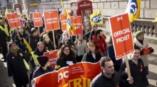 Beamte versammeln sich in Whitehall, um an der Kundgebung "Schutz des Streikrechts" in London teilzunehmen. Foto: epa/Tolga Akmen