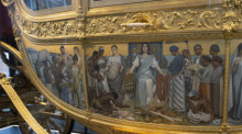 Ein umstrittenes Gemälde auf der Goldenen Kutsche der königlichen Familie, die im Amsterdam Museum ausgestellt wird. Foto: Peter Dejong/Ap/dpa