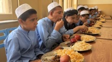 Waisenkinder essen in einem staatlich finanzierten Waisenhaus in Kandahar. Die Einrichtung betreut rund 300 Kinder. Foto: EPA/Qudratullah Razwan