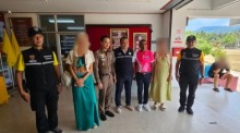 Die Geschäftsinhaberin im grünen Kleid, umgeben von Beamten, die zur Aufklärung des Angriffs auf Koh Phangan beitragen. Foto: Thairat