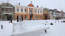 Menschen gehen während eines Schneefalls durch die Grenzstadt Pechory nahe der Grenze zu Estland im russischen Gebiet Pskow. Foto: EPA/Maxim Shipenkov
