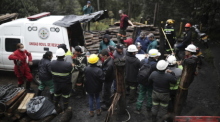 Rettungskräfte versammeln sich nach einer Explosion in einer Kohlemine. Die Zahl der Toten nach der Explosion in Zentralkolumbien ist weiter gestiegen. Foto: Ivan Valencia/Ap