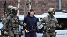 Eine Person wird zu einem Hubschrauber geführt. Foto: Uli Deck/dpa