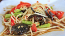 Som Tam mit fermentierter Fischpaste gilt als mögliche Ursache der hohen Infektionszahlen. Foto: Suthep_Tangphan/Adobe Stock