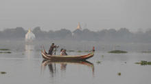 Fremde fahren in einem Boot auf dem Taungthaman-See in Mandalay. Archivfoto: epa/NYEIN CHAN NAING