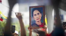 Bürger und Unterstützer Myanmars halten myanmarische Nationalflaggen und ein großes Bild der myanmarischen Demokratieikone Aung San Suu Kyi. Foto: epa/Diego Azubel