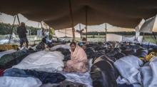Hunderte von Asylbewerbern schlafen vor dem Tor des Antragszentrums in Ter Apel. Foto: epa/Vincent Jannink