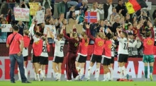 Die deutsche Mannschaft jubelt nach dem Sieg vor den Fans. Das Spiel endete 2:0. Foto: Rolf Vennenbernd/dpa