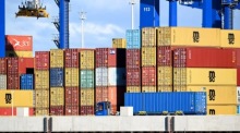 Container werden im Hafen von Gdansk entladen, nachdem ein Frachtschiff aus China eine neue Handelsroute nach Europa genutzt hat. Foto: epa/Andrzej Jackowski