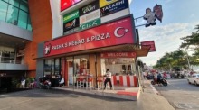 Pasha's Kebab & Pizza bietet Döner wie in Deutschland an: Im Fladenbrot mit gewohnter Füllung. Foto: Pasha's Coffee Cocktail Lounge