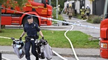 Ein Polizist geht nach einer Explosion in einem Wohnhaus in Hasselby Villastad im Nordwesten Stockholms durch ein abgesperrtes Gebiet. Foto: epa/Henrik Montgomery