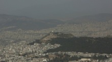 Saharastaub hüllt den Himmel über Athen in einen orangefarbenen Schleier. Warme Luftmassen aus Afrika sorgten zudem für ungewöhnlich hohe Temperaturen. Foto: Orestis Panagiotou/epa