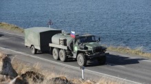 Ein Militärfahrzeug der russischen Friedenstruppen fährt auf der Autobahn zwischen Eriwan und Sewan. EPA-EFE/HAYK BAGHDASARYAN