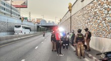 Rettungskräfte und Polizeibeamte sichern den Einsatzort im Straßentunnel an der Pattaya Klang Road nach dem Sprung des 35-Jährigen. Bild: TMN.TV