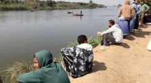 Ägypter beobachten, wie Rettungskräfte nach dem Kentern einer Fähre eine Suchaktion auf dem Nil nach möglichen Opfern durchführen. Foto: epa/Khaled Elfiqi